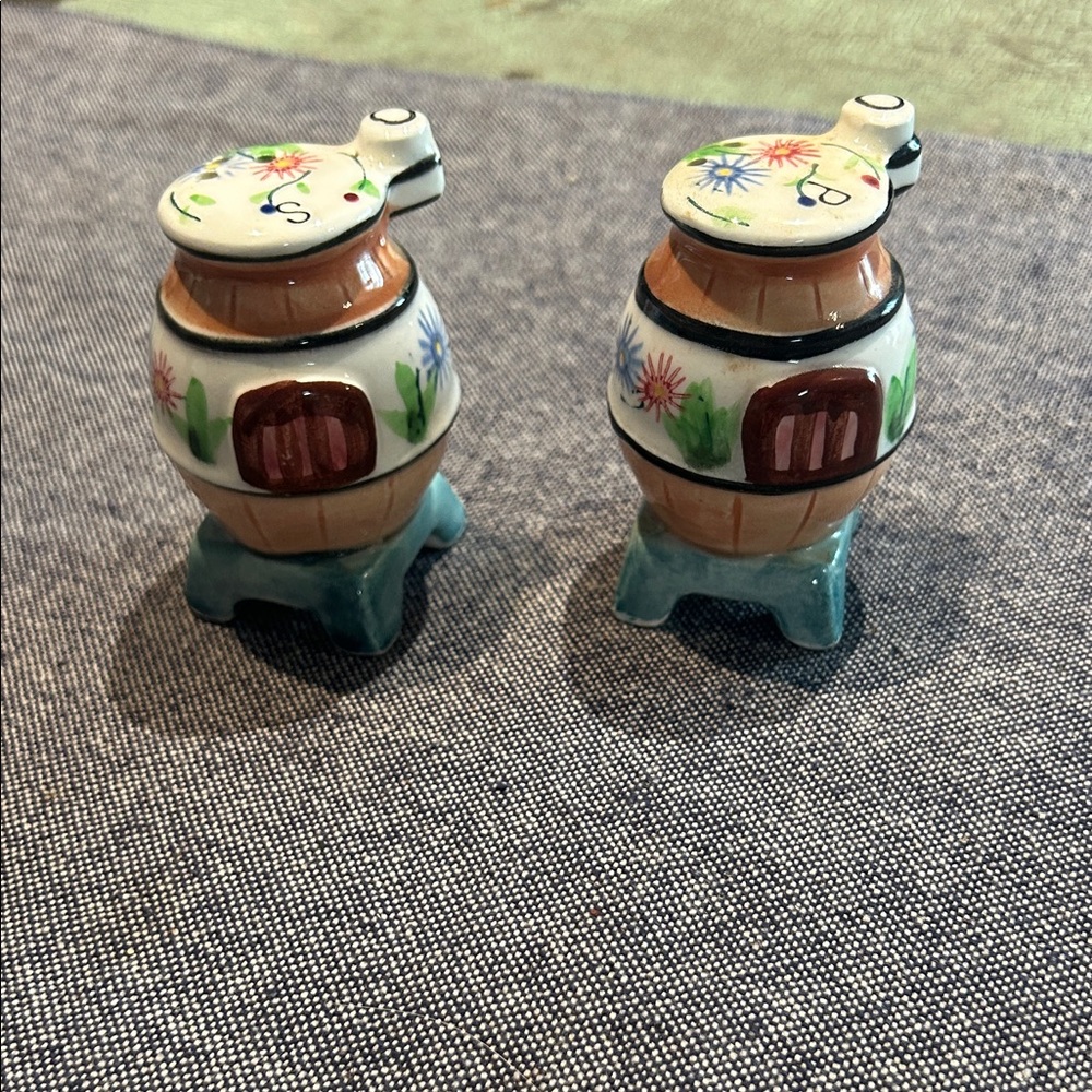 Vtg Napco Ceramics Pot Belly Stove Salt & Pepper Shaker Set Japan